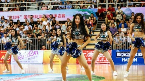 舞动中的中加之夜：篮球宝贝用热忱诠释青春与传承