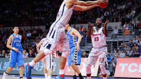 京粤大战经典瞬间：马布里单挑易建联，那些年燃烧的CBA烽火