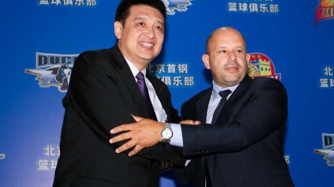 京城篮球新篇章：闵鹿蕾升任总教练，希腊智者雅尼斯掌舵首钢