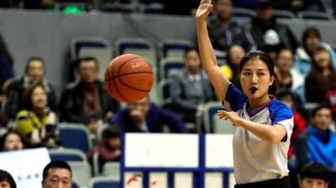 篮球赛场上的靓丽风景线 聚焦执裁WCBA的魅力女裁判