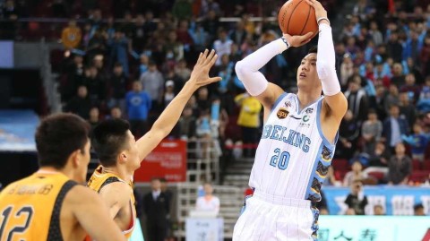 京城铁骑狂飙三分雨，团队篮球大胜山西