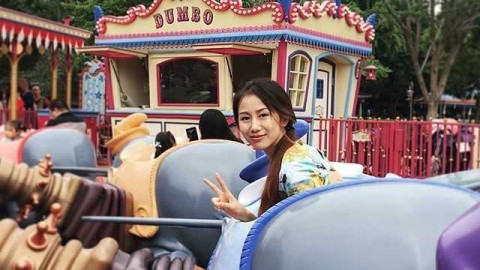 孙悦爱妻陈露携女畅游迪士尼，温馨母爱洋溢童话王国