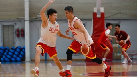 宫鲁鸣海埂督战男篮挥汗如雨全力冲刺里约奥运