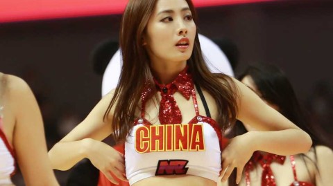 神似杨幂的篮球宝贝惊艳四国赛 舞动青春助力赛场