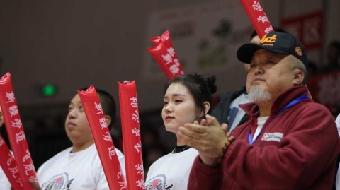 新疆男篮主场靓丽风景线 美女球迷激情助阵点燃红山