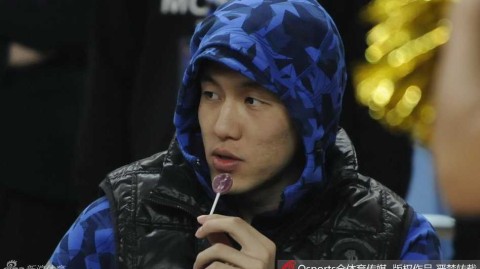 秋日暖阳下的球场童趣：郭艾伦热身赛“全副武装”吃糖记