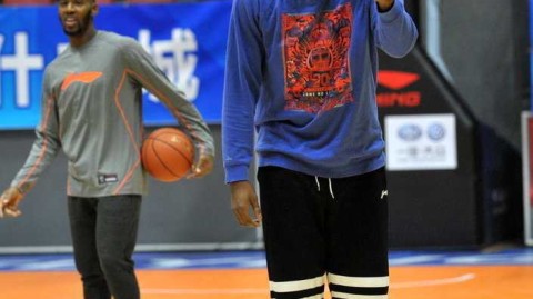 寒冬里的飞虎热情：新疆男篮花式备战新赛季，周琦布拉切演“型男”风采