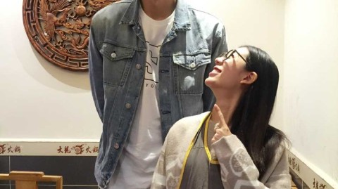 巴适得很！阿联成都火锅店遇“最萌身高差” 与店员掌心贴贴合影乐开花