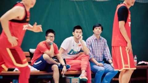 泳坛飞鱼恋上篮球场 孙杨探班男篮引跨界遐想