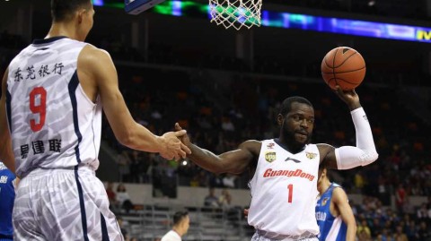 易建联篮下暴扣震全场 父母现场见证王者归来