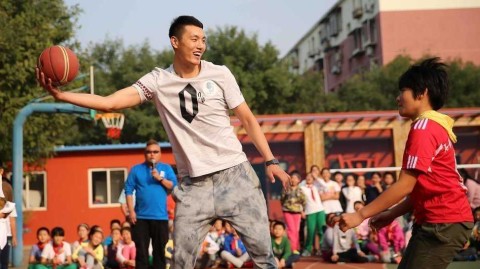 首钢男篮校园行：当篮球梦想照进现实，翟晓川与孩子们的温暖邂逅