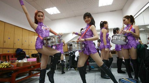 镜头背后的精灵：探秘东莞篮球宝贝的更衣室与赛场芳华