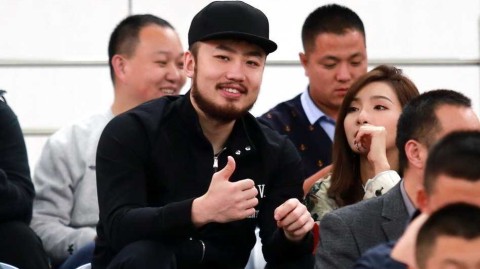 睢冉携爱妻观战鲁能大胜辽足，场边秀恩爱见证降级一刻