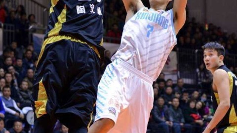 周琦23+18统治内线，新疆飞虎狂胜山东豪取十一连胜