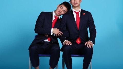 深圳男篮烈豹化身时尚男模 球场硬汉演绎创意写真新风尚