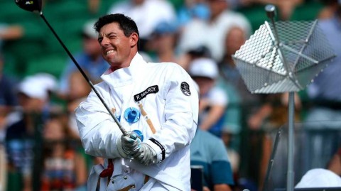 绿茵场上的星际奇遇：麦克罗伊与加西亚的太空高球之旅