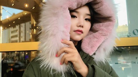 石昱婷的二十岁首尔之旅：在街头漫步中绽放的青春与自信