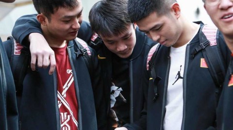 男篮海埂集训前夜 众将围睹科比传奇谢幕