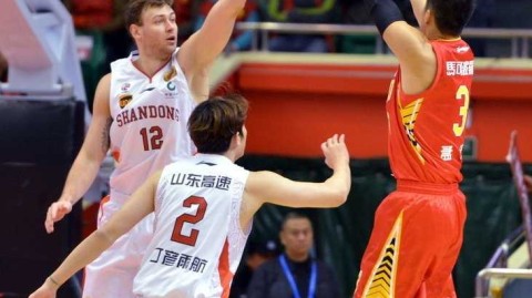 丁彦雨航狂砍三十三分率队力克深圳，山东主场奏凯终结对手连胜