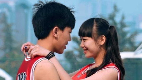 球场边的对视，球衣里的心跳：这是我们最甜蜜的校园爱情