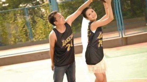 篮球架下的白纱与球衣，这才是爱情最热血的模样