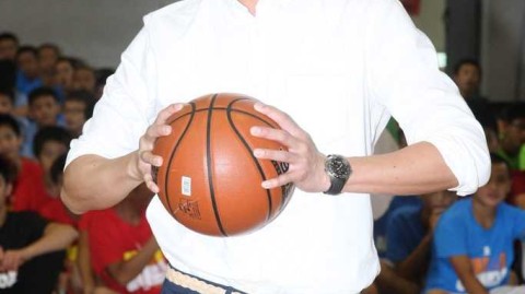 何润东现身中学篮球赛点燃少年篮球魂，八年公益助学延续梦想