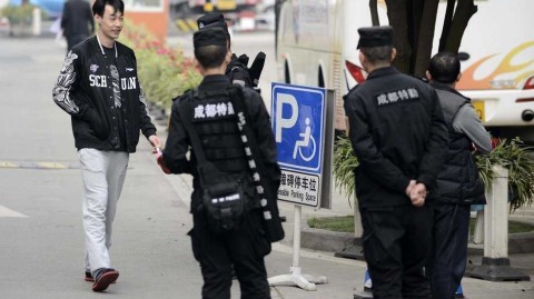 特警护航显决心 四川男篮平静备战总决赛