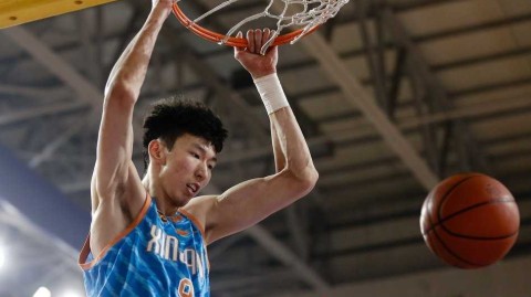 新疆男篮热血季：暴扣与肘击交织的激情岁月