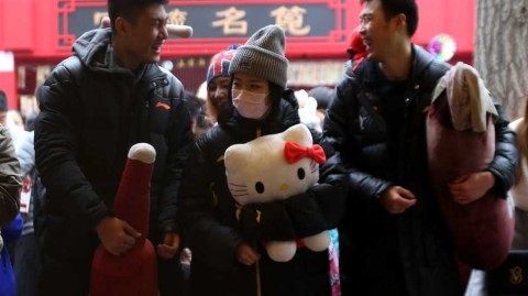 春节邂逅温情：篮球国手常林地坛庙会秀最萌身高差