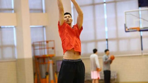 广东男篮春节前最后一练 易建联秀腹肌迪奥古萌态可掬