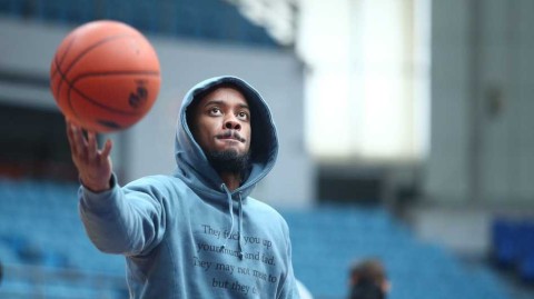 镜头下的篮球盛夏：布朗的专注与CBA众将的训练交响曲