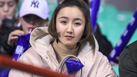 寒冬里的火热激情：美女球迷助威辽宁主场大胜四川