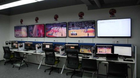 裁判席的“天眼”如何工作？探秘CBA视频回放中心幕后