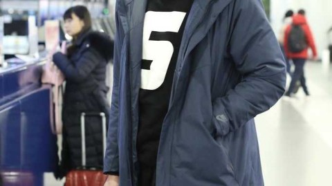 易建联潮装亮相机场背后的双面人生：从天才少年到篮球传奇