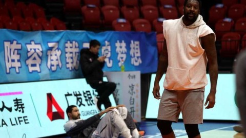 红山体育馆的温情与狂胜 布莱切开心为球迷签名