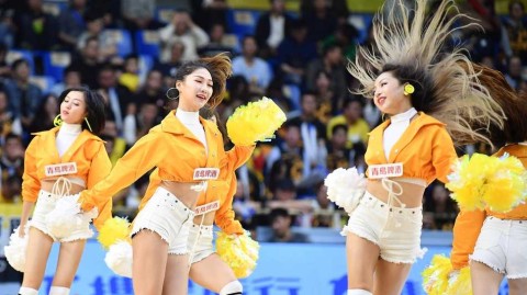 青春热舞点燃杭城 广厦主场首战福建赛场边的亮丽风景线