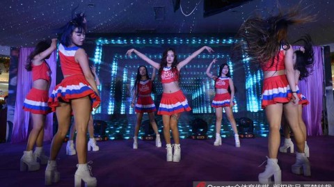 赛场边的璀璨风景：篮球宝贝热舞瞬间，长发裙摆飞扬点燃激情