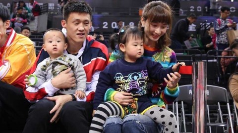 周鹏携家人观战星锐赛，铁血队长的温情一面