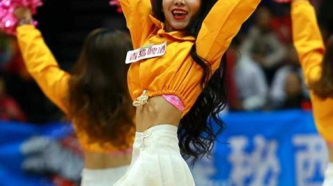 红山脚下的绚丽风景线：新疆篮球宝贝热舞点燃CBA赛场