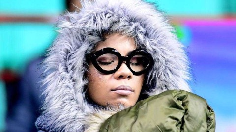 哈德森鏖战加时赛场如战场 娇妻爱女酣睡看台成趣景