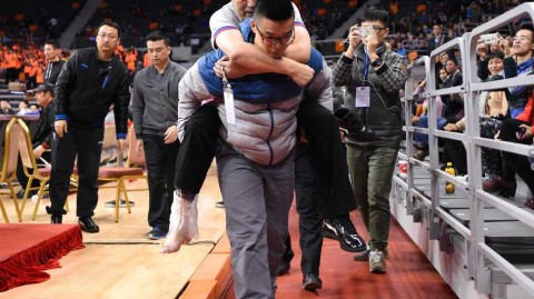 赛场惊魂一刻：裁判意外崴脚，被背出场外的特殊“伤员”