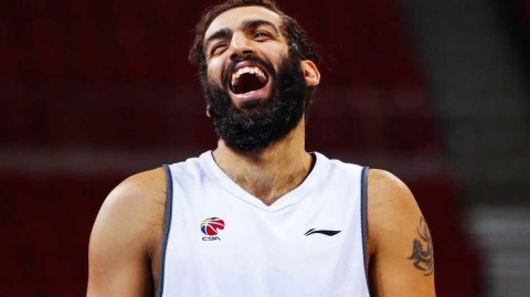 四川男篮赛前训练轻松愉快 哈达迪大笑迎关键战役