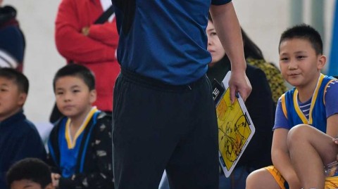 NYBO赛场运筹帷幄 U12教练激情指挥点燃篮球少年梦