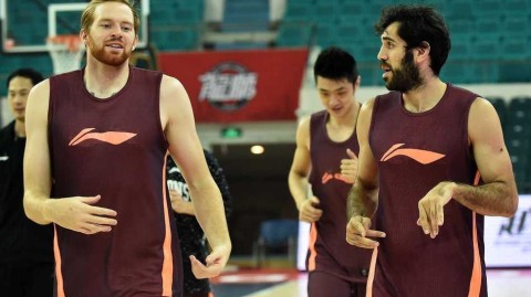 广州男篮赛前训练气氛凝重 巴赫拉米库克率众将积极备战冲击首胜