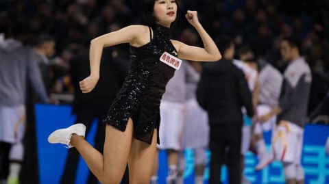 南京同曦加时苦战燃爆青奥，篮球宝贝热舞绽放赛场万种风情