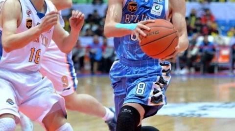 京城军团客场惊天逆转 首钢男篮两分险胜四川