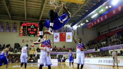 奥登暴扣胡雪峰追防丁彦雨航争抢篮板 群星闪耀CBA赛场