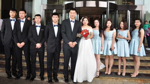 泉城十月迎佳期，山东男篮吴轲大婚爱子送戒指定格温馨