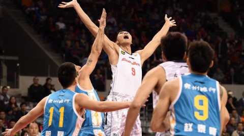 京粤巅峰对决：阿联眼角贴创口贴力拼，拜纳姆突破难救主