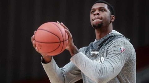 青岛男篮备战京城两连客 琼斯训练场神情严肃显决心